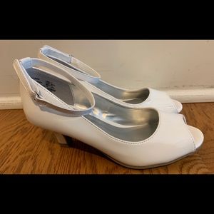 Girls Youth Size 1 White heeled Dress shoes